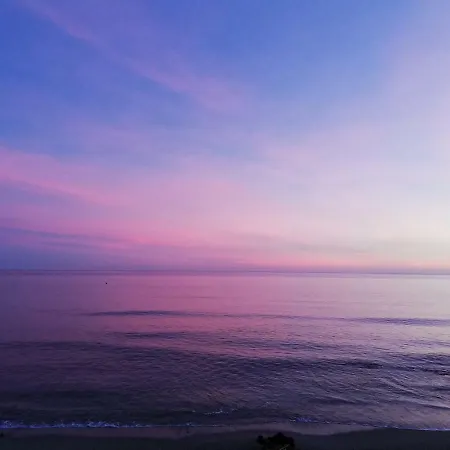 Beach Frontline With 180º Sea View 公寓